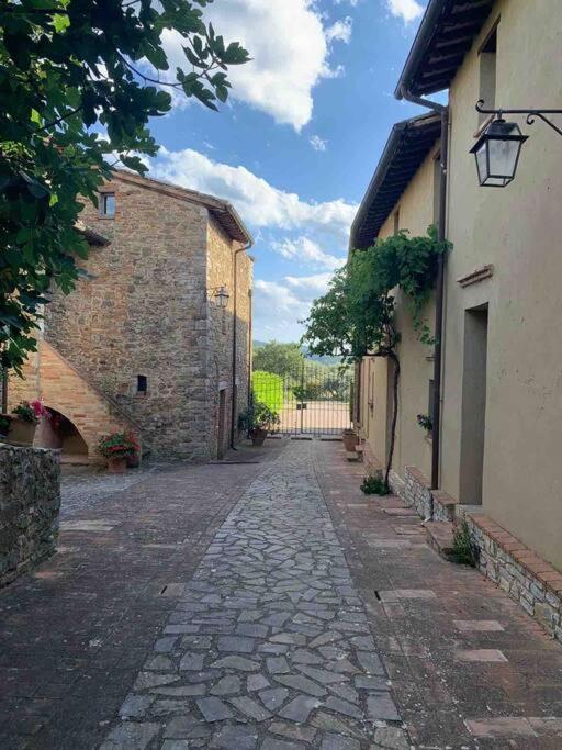 Medieval Tower In Umbria With Swimming Pool Montelagello Bagian luar foto
